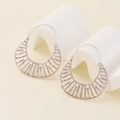 Orecchini a ventaglio traforati color argento su espositore dal design minimalista - Argento