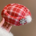 Détail de la pince béret à carreaux rouges avec pompon en fourrure et broche flocon - Style Flocon de Neige Rouge