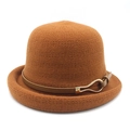 Classic camel knit dome hat featuring a brown leather strap and golden horsebit buckle - M (56-58cm) / Caramel color