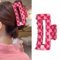 Pince à cheveux rose avec motifs de cœurs rouges et vue portée par mannequin - Rose avec cœurs rouges