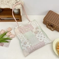 Floral patchwork τσάντα με δαντέλα και ροζ χερούλια σε σκηνικό πικνίκ στην εξοχή - Ροζ και Πράσινο Patchwork Καρό