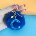Dettaglio del portachiavi con pompon blu, ciondolo lettera C e nappina a mano - Lettera C