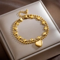 Bracciale a doppio strato in acciaio al titanio dorato con cuori e incisione Love - Ciondolo a Cuore a Doppio Strato (B726)