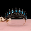 Dettaglio corona barocca dorata con strass neri e pietre preziose blu a goccia - Oro antico Blu lago