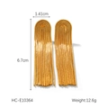 Detalle de pendientes dorados con borla de cadena y medidas 6.7cm largo por 1.41cm ancho - Estilo de borla larga dorada (HC-E10364)