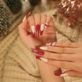 Faux ongles Noël forme cercueil longue avec bordeaux et motifs flocons de neige ronds - Style Rayure Flocon de Neige Rouge de Noël (JP1916)
