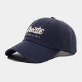 Détail de la casquette bleu marine avec broderie 3D du lettrage Create NEW LIFE - Réglable / Bleu marine