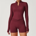 Damen Sportset in Weinrot mit langärmeliger Trainingsjacke und kurzen Shorts - Kirschrot