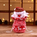 Weihnachtliche Strick-Geschenktüte mit Nikolaus-Design und Rentier-Muster auf Holzdekor - Gestrickte Apfeltasche [Weihnachtsmann]