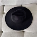 Gedetailleerd bovenaanzicht van de klassieke zwarte wollen fedora met brede rand - M (56-58cm) / Zwart