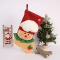 Detailansicht des Lebkuchenmann-Weihnachtssockens mit Plüschstoff und Zuckerstangenknopf - Kochmütze Lebkuchenmann Weihnachtsstrumpf