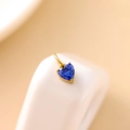 Makroansicht des herzförmigen blauen Zirkon-Anhängers in goldener Edelstahleinfassung - Gold-Königsblauer Zirkonia