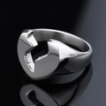 Anello cuore spezzato minimalista in acciaio inossidabile con finitura argento su sfondo nero - US 7 / Colore Acciaio (19302)