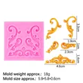 Silikonform für Fondant-Reliefmuster in Rosa, Maße 5,9x5,8x0,6 cm und 18g schwer - 5# 15-501 Vintage Blumen / Rosa