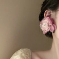 Dettaglio degli orecchini a fiore rosa con perla bianca sul profilo laterale della modella - Fiore simulato rosa (10#)