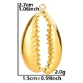 Detalle de colgante de concha dorada con dimensiones 2,7x1,5cm y un peso de 2,0 gramos - Colgante Color Oro