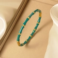 Détail du bracelet bambou en émail vert et or 18K avec fermoir à charnière sur satin soyeux - Vert