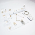 Goldschmuck-Set mit Perlen und Quasten auf einem durchsichtigen Acryl-Schmuckständer - Set 3 Modell 728 (12-teiliges Set)