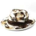 Detail van een witte fedora hoed met artistieke graffiti en een echte veren versiering - M(56-58cm) / Wit Zwartbruin Graffiti Spray Stijl (01)