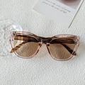 Occhiali da sole cat-eye chic con montatura ambra trasparente e lenti sfumate - Champagne