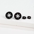 Dettaglio macro di orecchini a perno con fiocco di neve in acciaio nero opaco su pietra - 179 Fiocco di Neve Cavo / Nero