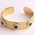 Détail du bracelet œil grec doré avec texture à pois et perles bleues - Bleu marine
