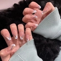 Faux ongles French blancs avec lignes bleues diagonales sur ongles longs carrés nude - Style French Géométrique (JP1130)