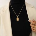 Collana in acciaio al titanio placcato oro 18K con pendente rettangolare lettera Y - Lettera Y Oro