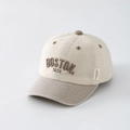 Detailweergave van het bruine BOSTON 1630 borduurwerk op deze katoenen honkbalpet - 48cm (6 Maanden-2 Jaar) / Khaki