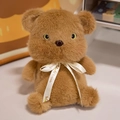 Orsetto di peluche marrone con consistenza soffice e un fiocco di nastro bianco - Stile Orso / Orso bruno