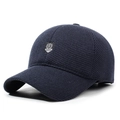 Berretto invernale da uomo blu scuro con paraorecchie e toppa con logo HTA - Blu navy