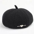 Dettaglio basco nero in maglia con trama a coste e fibbia a cuore in metallo argento - M (56-58cm) / Nero