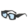 Modische schwarze sechseckige Sonnenbrille mit dicken Bügeln und hellblauen transparenten Gläsern - Schwarzer Rahmen Blaue Gläser