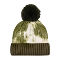 Detailopname van olijfgroene tie-dye gebreide muts met een pluizige faux fur pompon erop - Tie-Dye Groen Wit