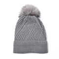 Gorro de punto gris para mujer con forro polar cálido y un pompón de piel sintética - Gorro de Punto Geométrico / Gris
