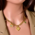 Collier chaîne dorée vintage avec breloques émaillées sur mannequin en costume - Cœur Multicolore
