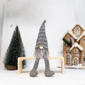 Kerstkabouter met lange gestreepte benen en grijze gebreide muts voor feestdecoratie - Grijs