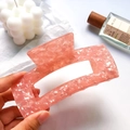Pinza para el pelo de acetato rosa jaspeado con diseño rectangular hueco grande - Rosa Gema 13cm