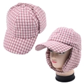 Nahaufnahme der rosa-weißen Hahnentritt-Baseballkappe mit Ohrenklappen aus Tweed - Einheitsgröße / Rosa