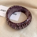 Thick resin bangle with purple and grey zebra patterns in a polished finish - Striped Style (59#) / Black & White