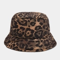 Primer plano del gorro de pescador de leopardo con costuras acolchadas y tejido cálido - Talla única(56-58cm) / Leopardo Marrón y Negro (3#)