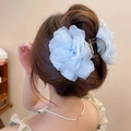 Pince à cheveux fleur en tulle bleu clair élégante présentée sur une coiffure relevée - Pince à cheveux à fleurs double face en tissu acrylique bleu