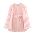 Elegante abito corto plissettato in chiffon rosa con maniche svasate e cintura in vita - S / Rosa