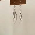 Boucles d'oreilles pendantes à pampilles en sequins feuilles argentées au design fluide - Empilement de Feuilles Profilé Argenté