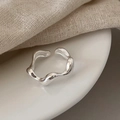 Anello regolabile in argento s925 a forma di onda minimalista con finitura lucida - Aperto Regolabile / E265 Anello a Onda - Argento