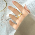 Anillo de corazón de cristal dorado estilo francés con textura ondulada en mano - US 6 / Tono dorado con circonita transparente
