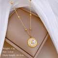 Dettaglio della collana in titanio dorato con ciondolo luna in madreperla su box - Oro