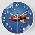 8-Zoll-Kinderwanduhr mit Astronauten-Motiv, leisem Uhrwerk und blauem Weltraum-Zifferblatt - 3063 Weißer Rahmen