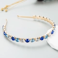Dettaglio del cerchietto barocco dorato con cristalli blu e bianchi incastonati - Blu Sfumato