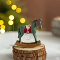 Décoration de Noël cheval à bascule en résine verte avec détails peints à la main - Vert Foncé